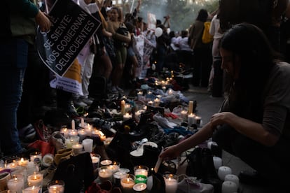 Al caer la noche prendieron veladoras sobre la Plaza de Armas, en el centro de Guadalajara.