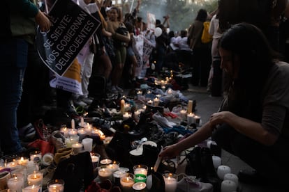 Al caer la noche prendieron veladoras sobre la Plaza de Armas, en el centro de Guadalajara. 