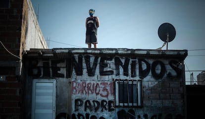 Un hombre con mascarilla mira desde el techo de su casa del barrio 31 de la ciudad de Buenos Aires (Argentina), uno de los lugares con más casos de covid-19 del país.