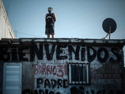 Un hombre con mascarilla mira desde el techo de su casa del barrio 31 de la ciudad de Buenos Aires (Argentina), uno de los lugares con más casos de covid-19 del país.