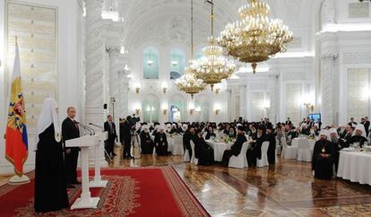 Vlad&iacute;mir Putin, segundo por la izquierda, este martes en la ceremonia por el aniversario de la muerte del pr&iacute;ncipe Vlad&iacute;mir. 