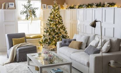 El salón, con el árbol de Navidad y la mesa, suele ser la estancia más decorada de la casa.