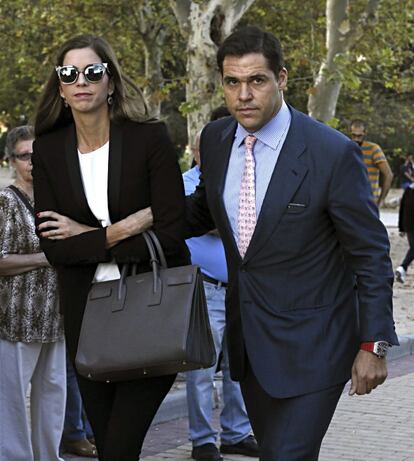 Luis Alfonso de Borbón y su esposa Margarita Vargas a su salida del tanatorio San Isidro de Madrid