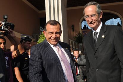 El presidente de Honduras Porfirio Lobo (izquierda) junto a su homólogo de Guatemala, Alvaro Colom, antes de reunirse en miércoles en Honduras.