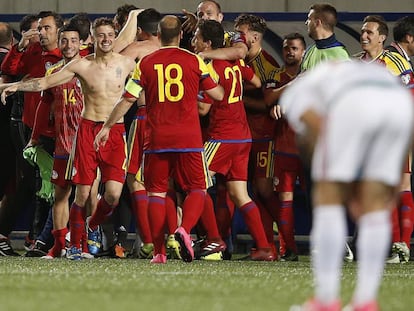 Los jugadores de Andorra celebran la victoria.