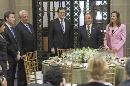 Feij&oacute;o (primero por la izquierda) con Rajoy (tercero) y el presidente de M&eacute;xico, Felipe Calder&oacute;n. 