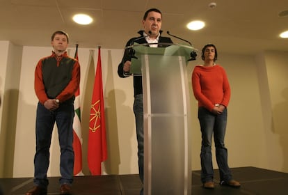 Arnaldo Otegi , Rufi Etxeberria y Olatz Dañobeitia en el Hotel Hersperia-San Sebastian, el 8 de enero de 2007, en la que Otegi pide a ETA el alto el fuego, tras el atentado en el Aeropuerto de T4 de Barajas (Madrid).
