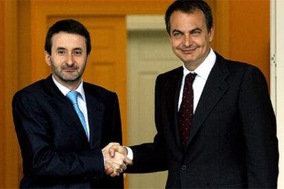El presidente del Gobierno, José Luis Rodríguez Zapatero, saluda al presidente del PNV, Josu Jon Imaz.