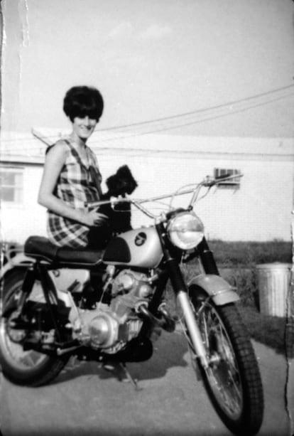 Karen Silkwood fotografiada en una motocicleta.