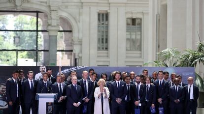 La alcaldesa de Madrid Manuela Carmena posa junto a la plantilla y el cuerpo técnico del Real Madrid.