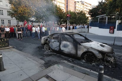un cotxe cremat a Estambul.