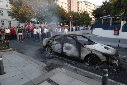 un cotxe cremat a Estambul.