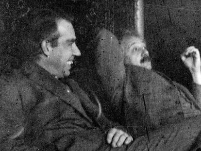 Albert Einstein y Niels Bohr durantre un debate sobre mecánica cuántica en 1925.