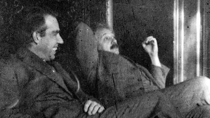 Albert Einstein y Niels Bohr durantre un debate sobre mecánica cuántica en 1925.