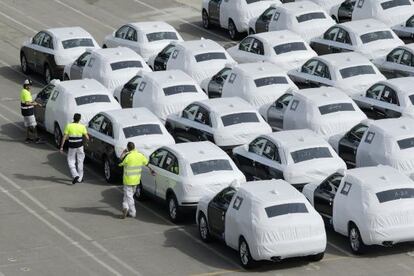 Trabajadores preparan un lote de Audi Q3