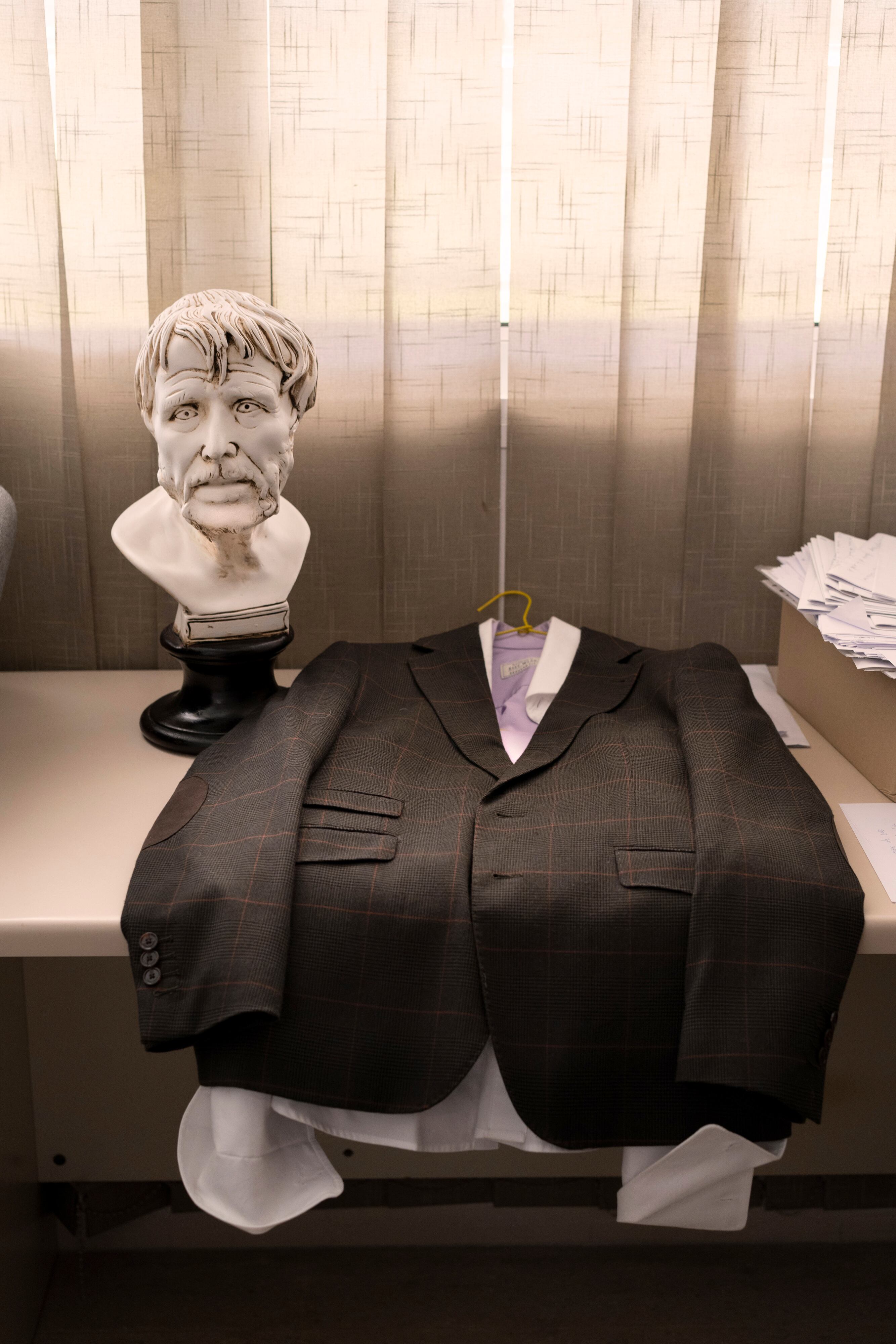 Un busto de Séneca y un traje preparado en la mesa del despacho de Barrientos, por si hiciera falta.
