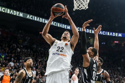 Walter Tavares (centro) durante el partido de la Euroliga entre Real Madrid y Partizan.