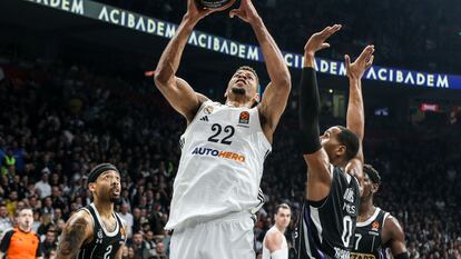 Walter Tavares (centro) durante el partido de la Euroliga entre Real Madrid y Partizan.