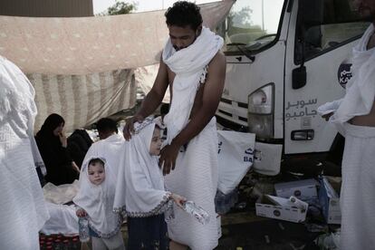 Ahmed Salary, un ingeniero egipcio, reparte agua a los peregrinos musulmanes junto a sus dos hijas en la ciudad santa de La Meca.