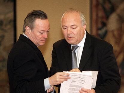 El ministro de Asuntos Exteriores, Josep Piqué (izquierda), conversa en abril de 2002 en La Moncloa con el entonces enviado especial de la Unión Europea para Oriente Próximo, Miguel Ángel Moratinos, ahora jefe de la diplomacia española, durante una reunión de representantes de la ONU, la Unión Europea, EE UU y Rusia por la invasión de Israel de territorios de la Autonomía Palestina.