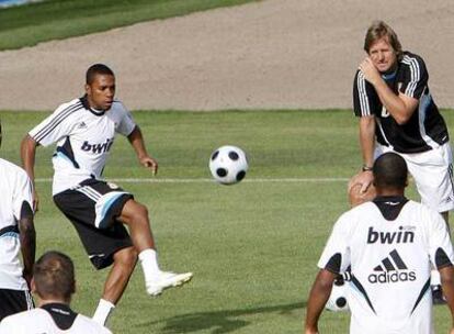 Robinho golpea el balón ante la mirada de Schuster en un entrenamiento.