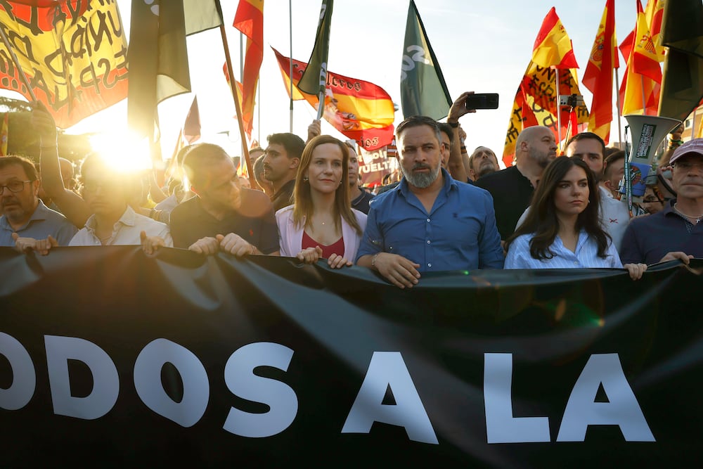 13-06-25. Santiago Abascal, líder de Vox, asiste a una protesta contra el gobierno del primer ministro español, Pedro Sánchez, tras las acusaciones de corrupción en torno a miembros del Partido Socialista Obrero Español (PSOE), en Madrid. Claudio Álvarez