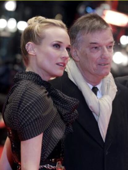 El director Benoît Jacquot y la actriz alemana Diane Kruger, a su llegada al estreno de 'Les adieux á la reine', en Berlín.