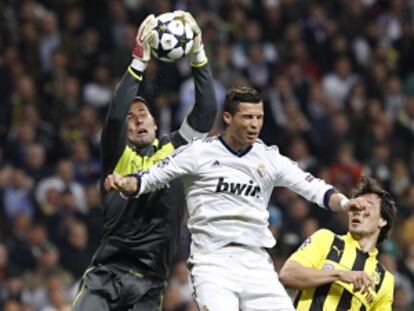 Weidenfeller bloca el balón ante Cristiano.