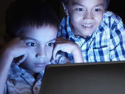 Dos nens, davant d'un ordinador.