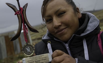 Lucinda exibe prêmio de excelência educativa que ganhou em 2014 da Fundação para a Integração e Desenvolvimento da América Latina.