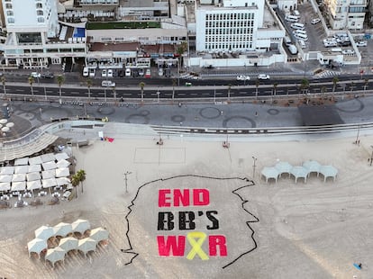 Una pintada en la playa de Tel Aviv, en la que se lee "Termina la guerra de Bibi", el 8 de agosto.