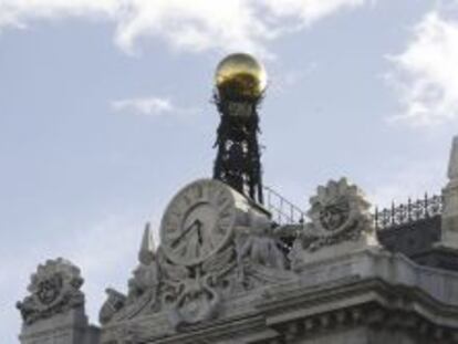 Reloj en la fachada de la sede del Banco de Espa&ntilde;a, en la Plaza de Cibeles, en Madrid.
