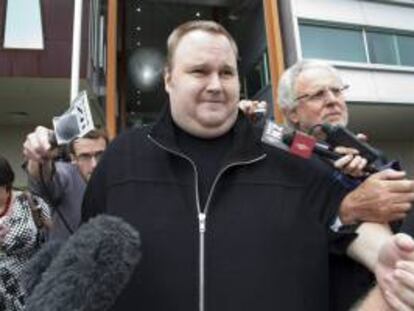El fundador de Megaupload, Kim Schmitz o Kim Dotcom, pasa a través de una marea de periodistas tras obtener la libertad condicional en Auckland (Nueva Zelanda). EFE/Archivo