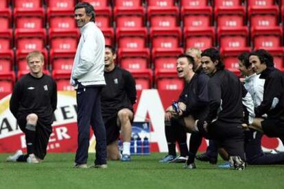 Mourinho, durante un entrenamiento con el Chelsea.