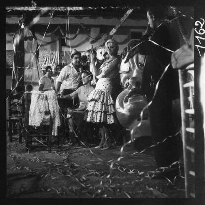 Con vestido de lunares, en las fiestas de Mijas, Málaga, durante el rodaje de 'Los joyeros del claro de luna'.