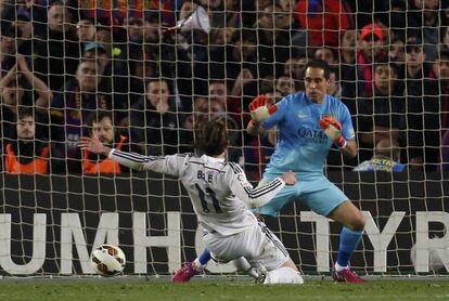 Bravo davant de Bale en l'últim clàssic al Camp Nou.