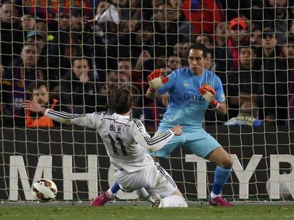 Bravo davant de Bale en l'últim clàssic al Camp Nou.