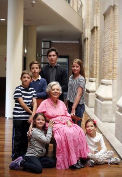 Elena Poniatowska con seis de sus nietos en la BNE.