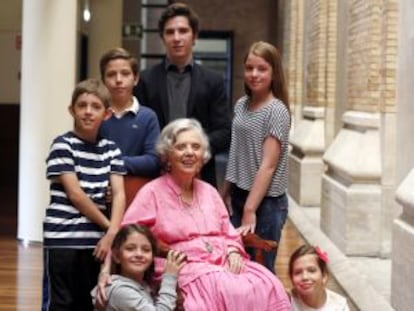 Elena Poniatowska con seis de sus nietos en la BNE.