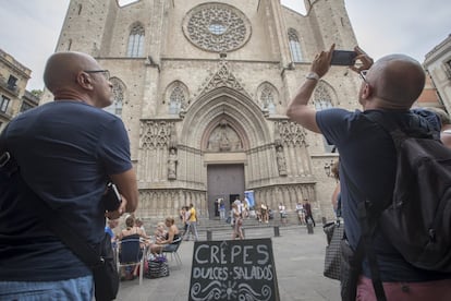 La prosa de Falcones se va a convertir en imágenes; en formato de serie de televisión; “una historia de venganza, amor y traición en una época histórica marcada por la intolerancia religiosa y la segregación social”, como la vende la productora.