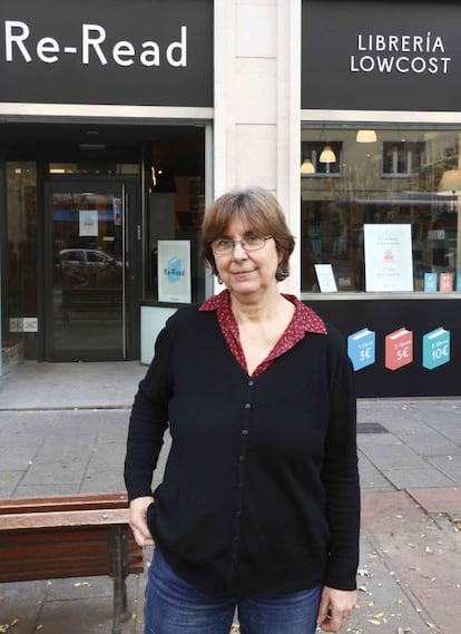 Mercedes Zendrera en la puerta de la librería de bajo coste que abre sus puertas en Madrid.