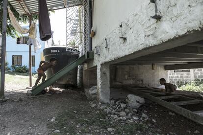 Deimar y su hermano viven en uno de los barrios habitados casi exclusivamente por continentales, donde se instaló su familia, que llegó desde el Chocó.