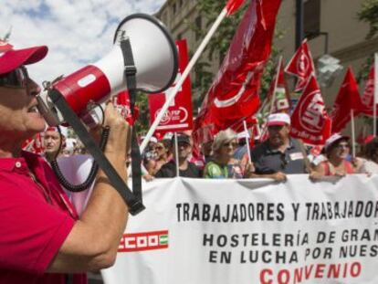 Trabajadores del sector de la hostelería de Granada, en la manifestación del pasado 19.