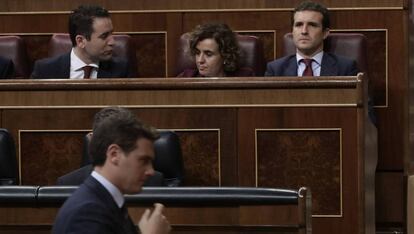 El presidente de Ciudadanos, Albert Rivera, pasa frente a la bancada popular en el Congreso de los Diputados.