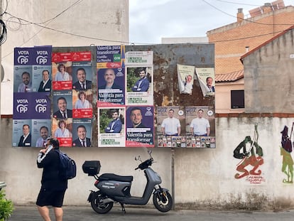Un hombre pasa delante de la publicidad de los diferentes candidatos a alcalde de Miguelturra, el 17 de mayo de 2023