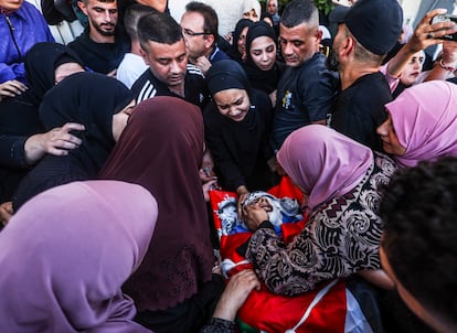 Varias mujeres lloran junto al cuerpo de uno de los cuatro palestinos asesinados, en el funeral celebrado el martes 7 de noviembre.