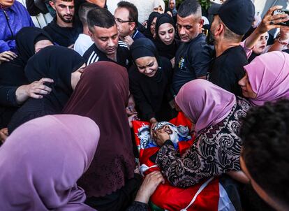 Varias mujeres lloran junto al cuerpo de uno de los cuatro palestinos asesinados, en el funeral celebrado el martes 7 de noviembre.