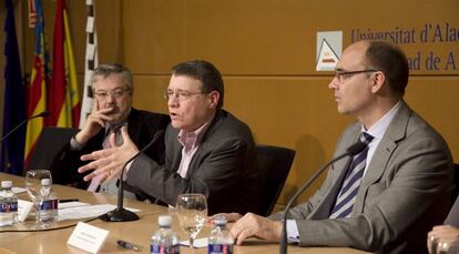 El exministro, Jordi Sevilla, en la Seu de la Universidad de Alicante. 