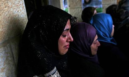 Una familiar de Rahiq Birawi llora mientras acude a su funeral en la localidad de Asera, próxima a Nablus, Cisjordania. Birawi fue abatida por soldados israelíes cuando presuntamente protagonizó un ataque con un cuchillo el pasado 19 de octubre en el puesto de control de Zatara, cerca de Nablus. Israel entregó el 17 de diciembre a las autoridades palestinas los cadáveres de siete palestinos que fueron asesinados tras intentar atacar a las tropas israelíes.