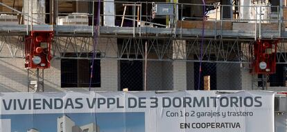 Vista de un bloque de viviendas en construcción en el barrio madrileño de El Cañaveral.